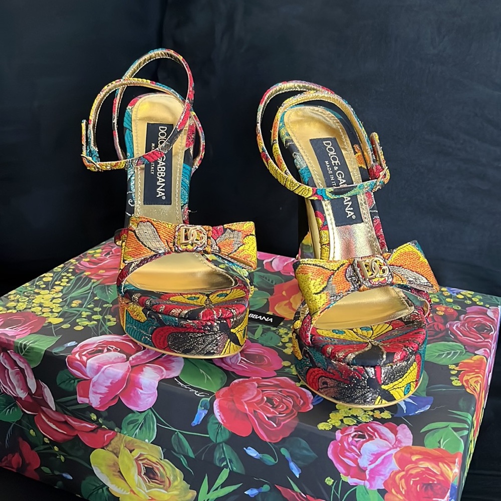 Brand new Dolce & Gabbana Jacquard platform heel, US 7 in multicolor.